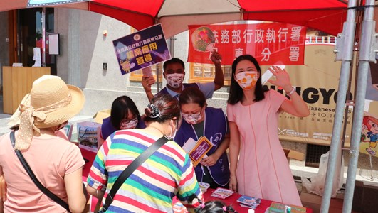 111年9月19日本分署參與屏東監理站辦理「111年交通安全月暨友善路口」交通安全月宣導活動時，進行檔案應用宣導照片1
