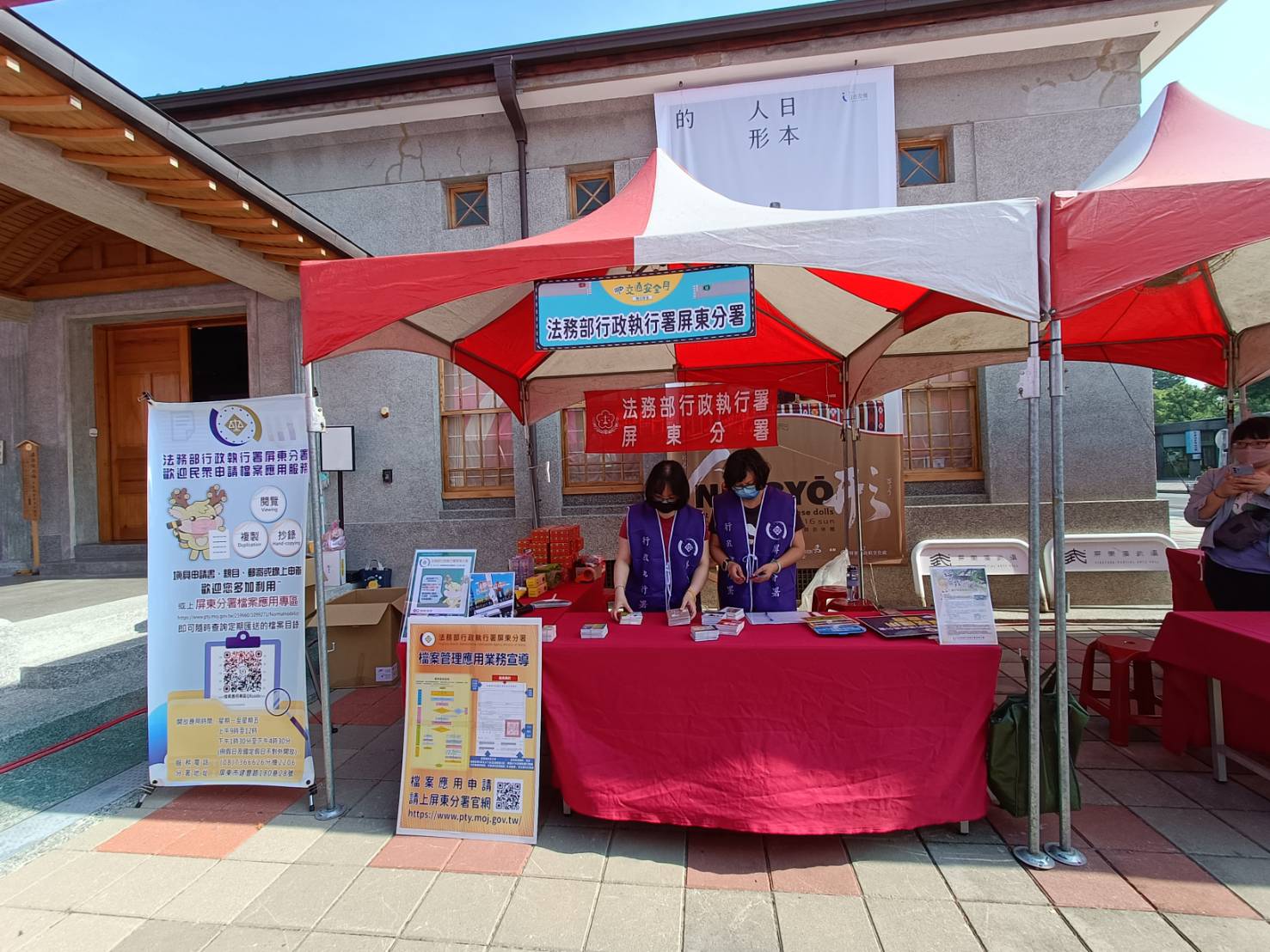 111年9月19日本分署參與屏東監理站辦理「111年交通安全月暨友善路口」交通安全月宣導活動時，進行檔案應用宣導照片4