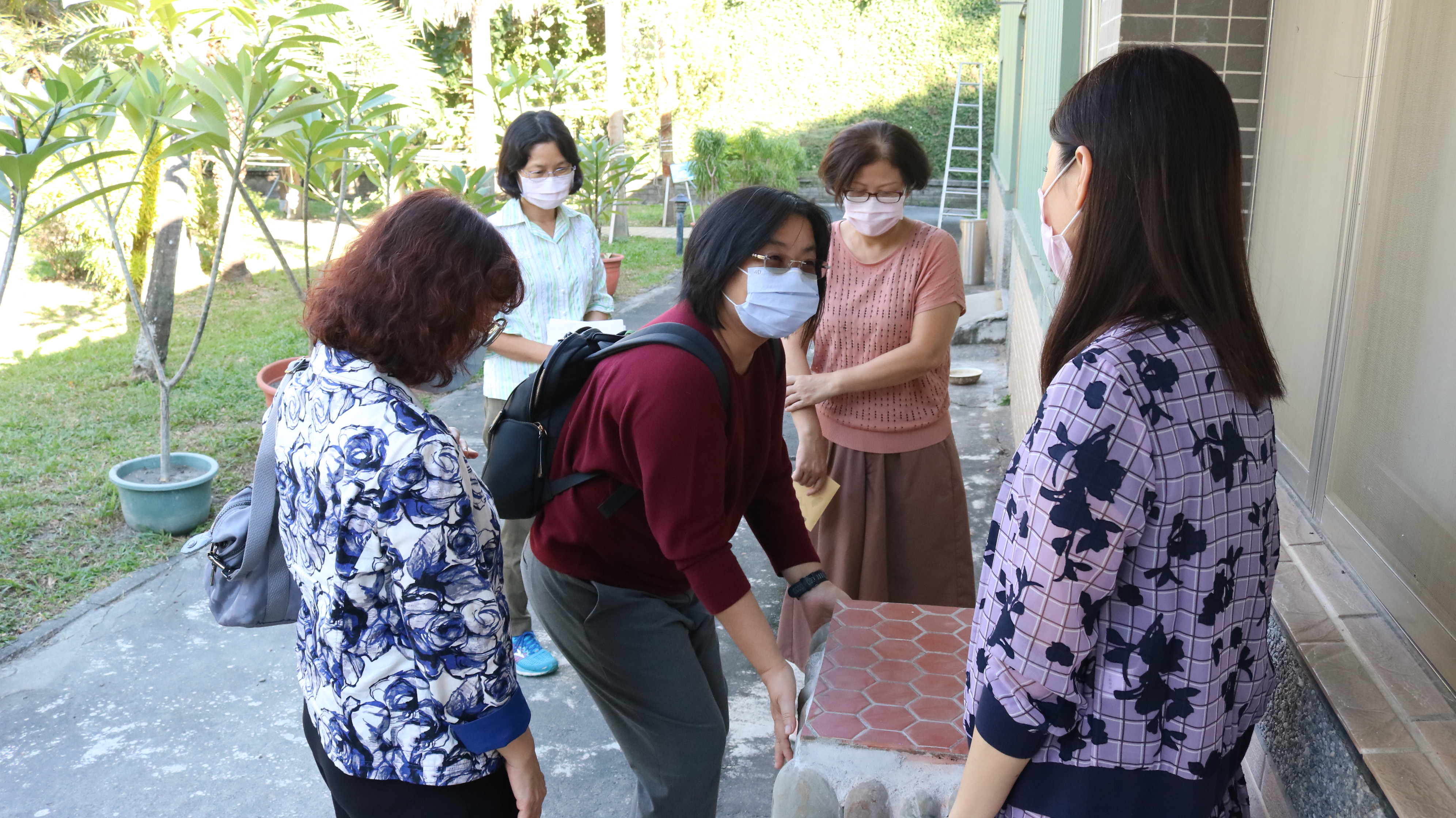 111年12月8日本分署利用財政部南區國稅局東港稽徵所、潮州稽徵所參訪時，進行檔案應用宣導 (2)..
