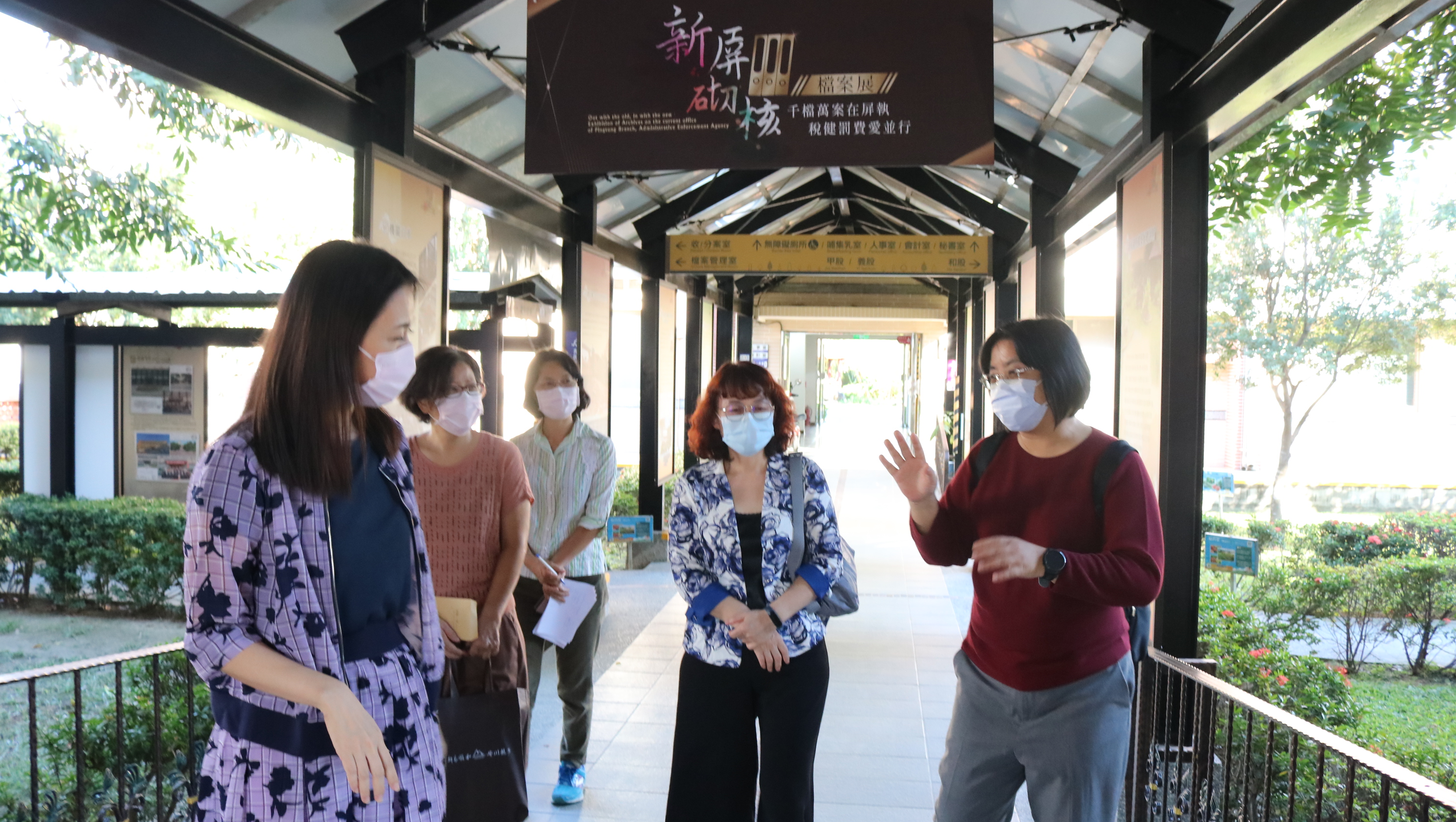 111年12月8日本分署利用財政部南區國稅局東港稽徵所、潮州稽徵所參訪時，進行檔案應用宣導 (3).