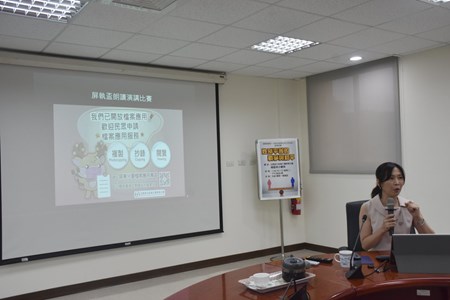 112年7月11日本分署分署長至中央健康保險署高屏業務組授課時進行檔案應用宣導 (1).
