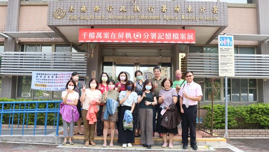 112年11月07日本分署利用屏東縣政府同仁到場觀展時，進行檔案應用宣導 (1)