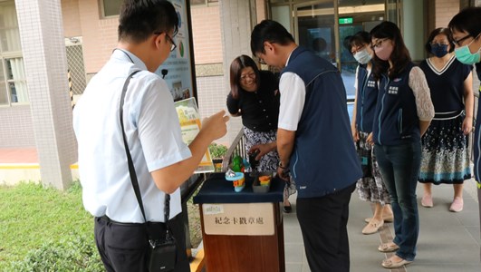 112年11月08日本分署利用交通部公路局高雄監理所屏東監理站站長率領同仁到場觀展時，進行檔案應用宣導 (1)