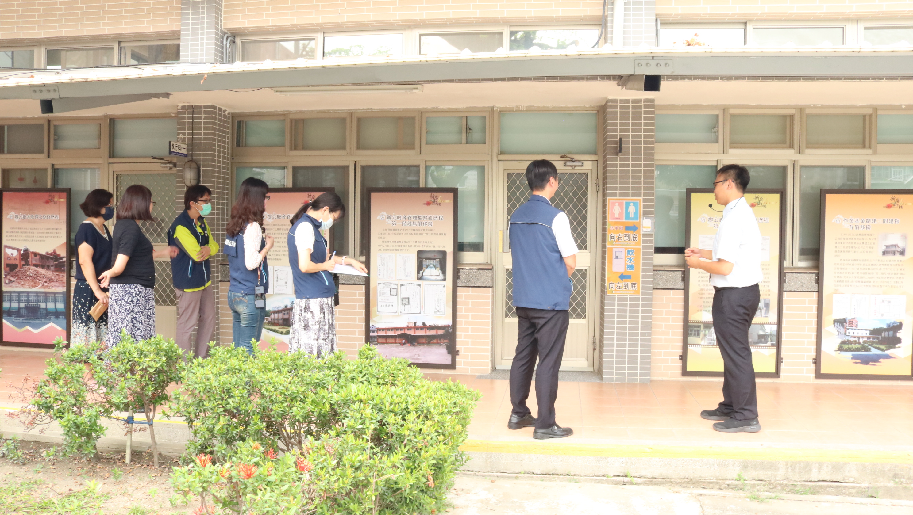 112年11月08日本分署利用交通部公路局高雄監理所屏東監理站站長率領同仁到場觀展時，進行檔案應用宣導 (3)