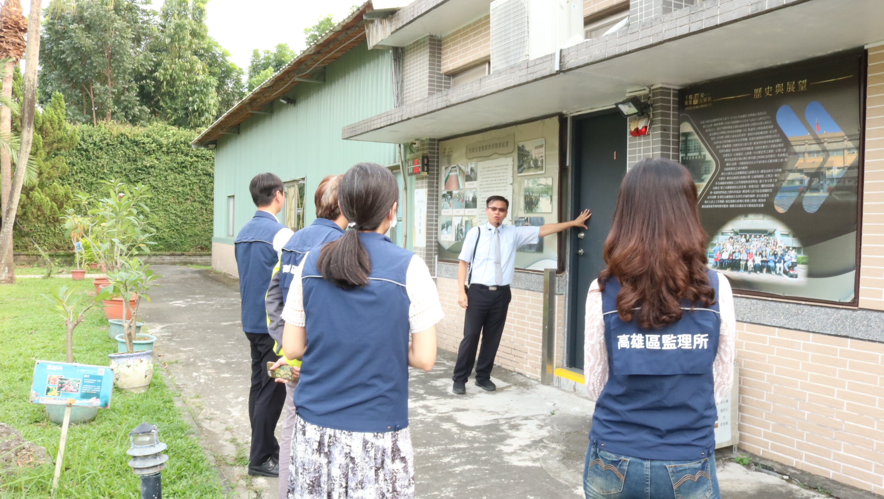 112年11月08日本分署利用交通部公路局高雄監理所屏東監理站站長率領同仁到場觀展時，進行檔案應用宣導 (4)