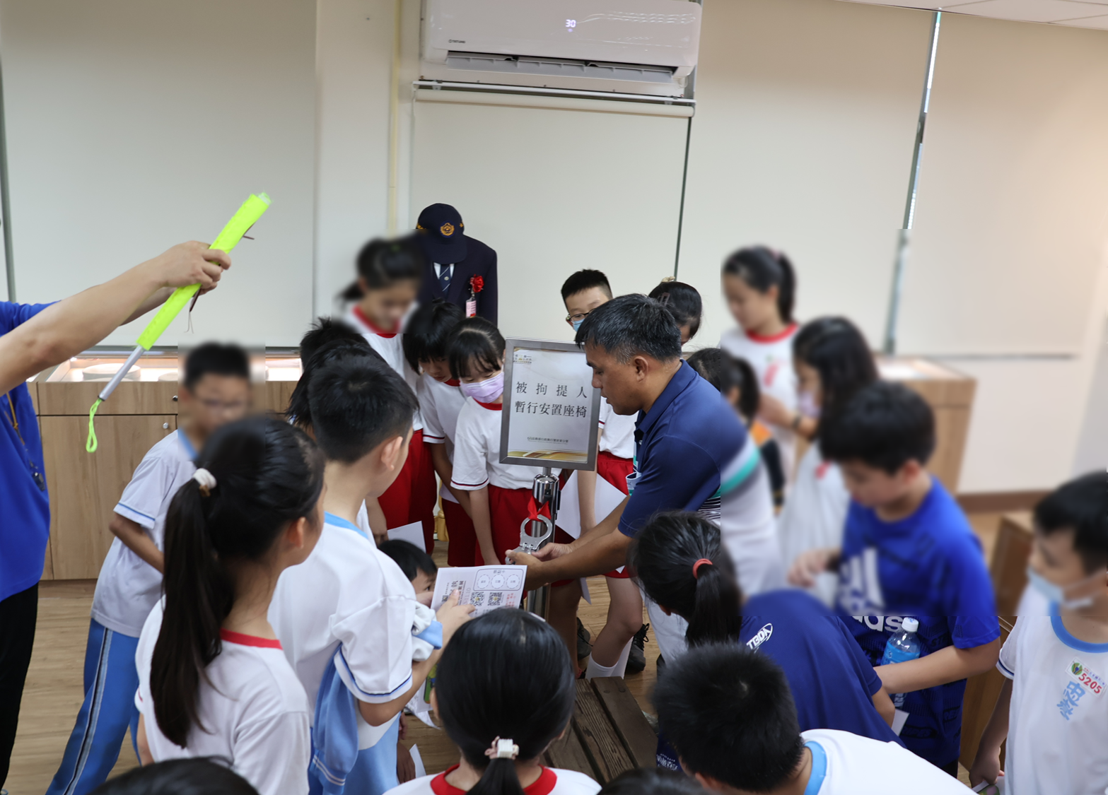 112年11月09日本分署利用屏東縣忠孝國小學生到場觀展時，進行檔案應用宣導 (3)