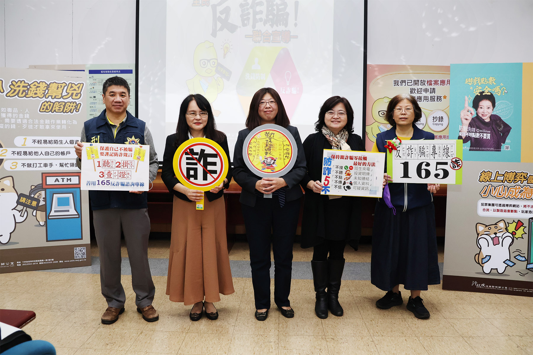 112年12月27日於辦理反詐騙宣導時時，在屏東縣身心障礙服務福利中心進行檔案應用宣導 (1)
