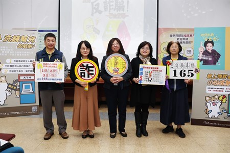 112年12月27日於辦理反詐騙宣導時時，在屏東縣身心障礙服務福利中心進行檔案應用宣導 (1)