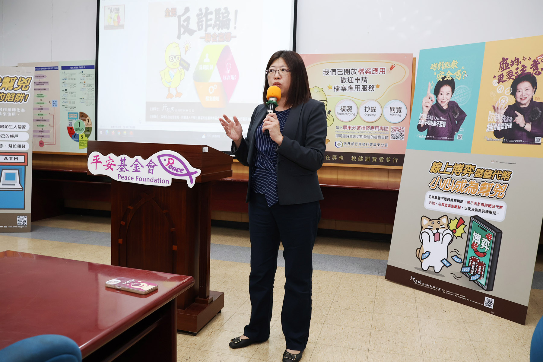 112年12月27日於辦理反詐騙宣導時時，在屏東縣身心障礙服務福利中心進行檔案應用宣導 (3)
