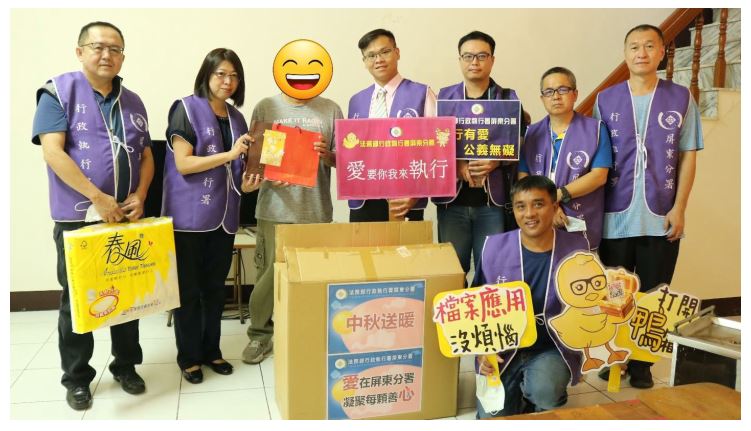 屏東執行分署柯怡如分署長（左2）代表分署愛心社捐贈轉交物資予義務人
