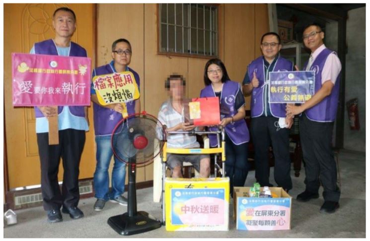 屏東執行分署柯怡如分署長（右3）帶領執行人員捐贈物資關懷弱勢義務人
