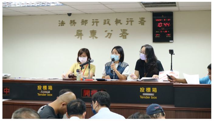 主持藝品店拍賣的執行官（左二）為關公、鍾馗、齊天大聖等 13尊木雕找到有緣人）