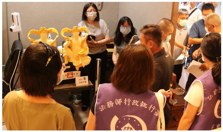 屏東分署柯怡如分署長（後排左一）在藝品店鑑賞會陪同執行人員在場