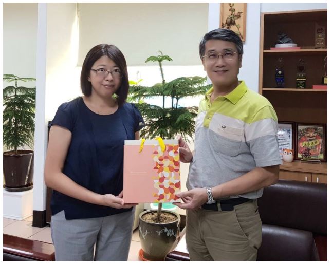 法務部行政執行署屏東分署柯怡如分署長（左）拜會縣府財稅局程俊局長