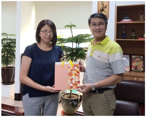 法務部行政執行署屏東分署柯怡如分署長（左）拜會縣府財稅局程俊局長