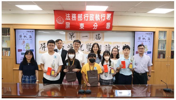 楊碧瑛分署長（後排右三）頒獎後與演講比賽全體參賽國中生及評審合影