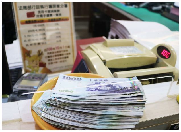 義務人當場繳納 10 萬元辦理分期