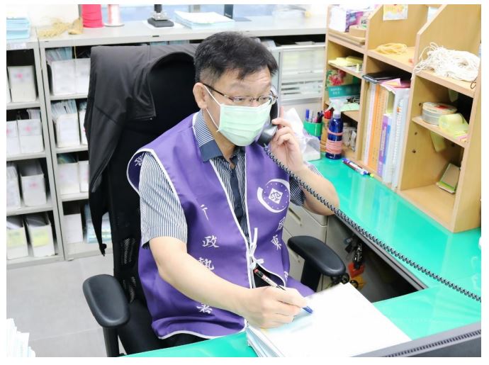 書記官多次透過電話聯絡義務人及其家人表示將扣押保單，示意圖