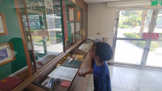 113年2月24日本分署利用民眾觀展時進行檔案應用宣導照片 (1)