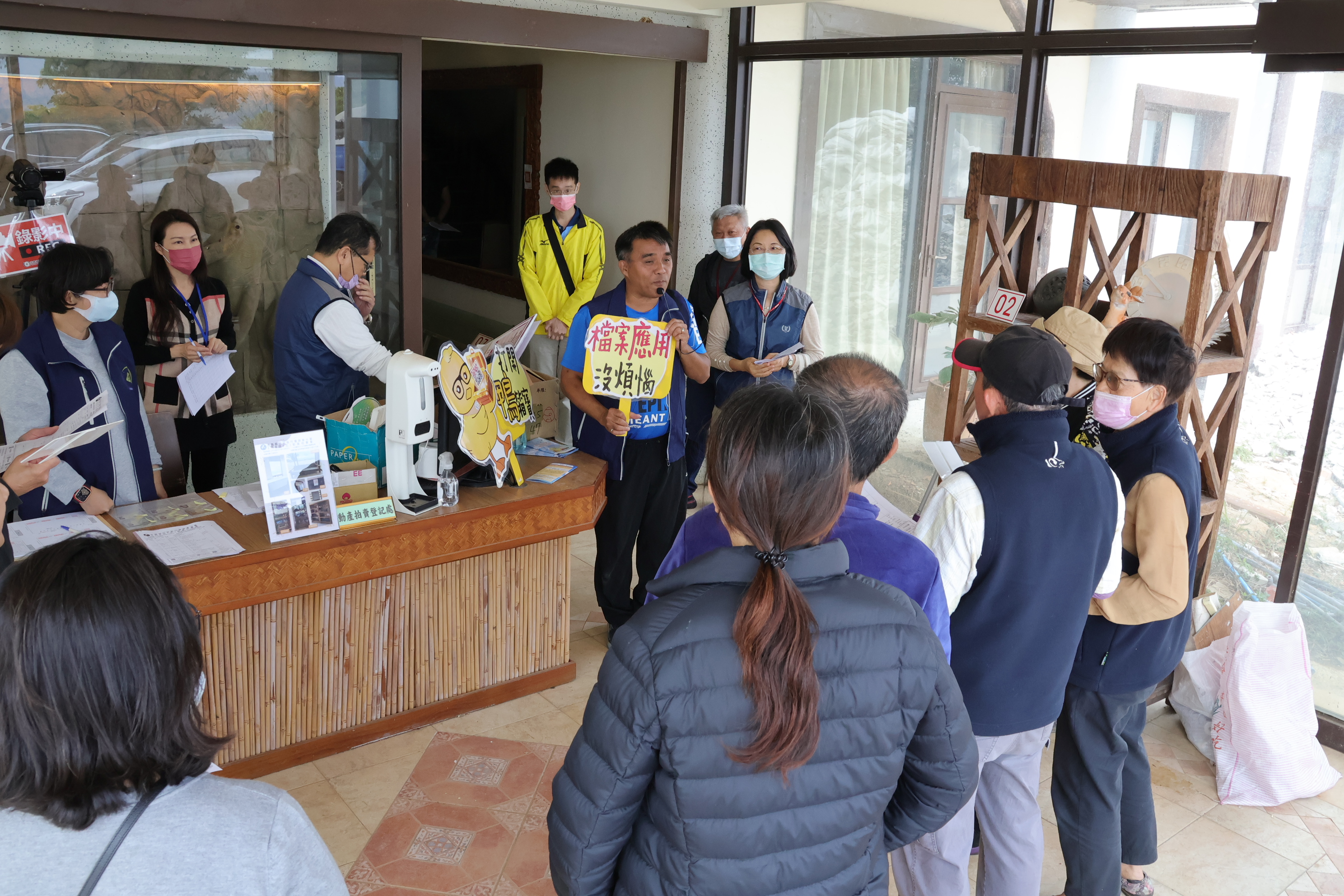 113年3月8日本分署至恆春進行現場拍賣時，進行檔案應用宣導照片 (1)