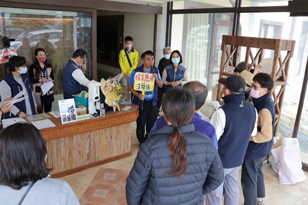 113年3月8日本分署至恆春進行現場拍賣時，進行檔案應用宣導照片 (1)