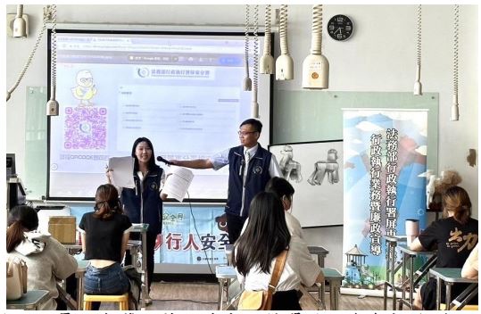 屏東分署政風人員以有獎徵答及填寫回饋單強化與年輕族群趣味互動