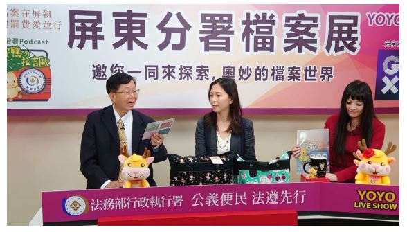 法務部行政執行署林慶宗署長（左）在節目中朗讀楊碧瑛分署長（中）發想的罰執案件書籤標語，宣誓徹底執行酒駕案件的決心與溫柔堅定守護用路人安全的初心