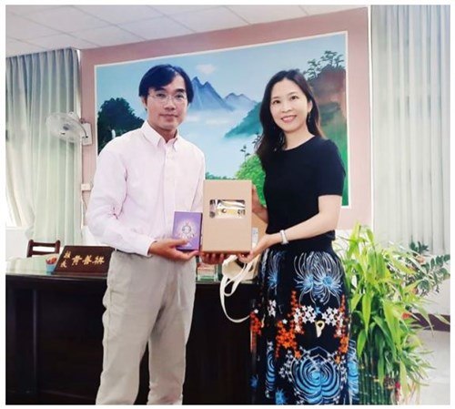 屏東執行分署楊碧瑛分署長（右）拜訪佳義國小黃善祺校長