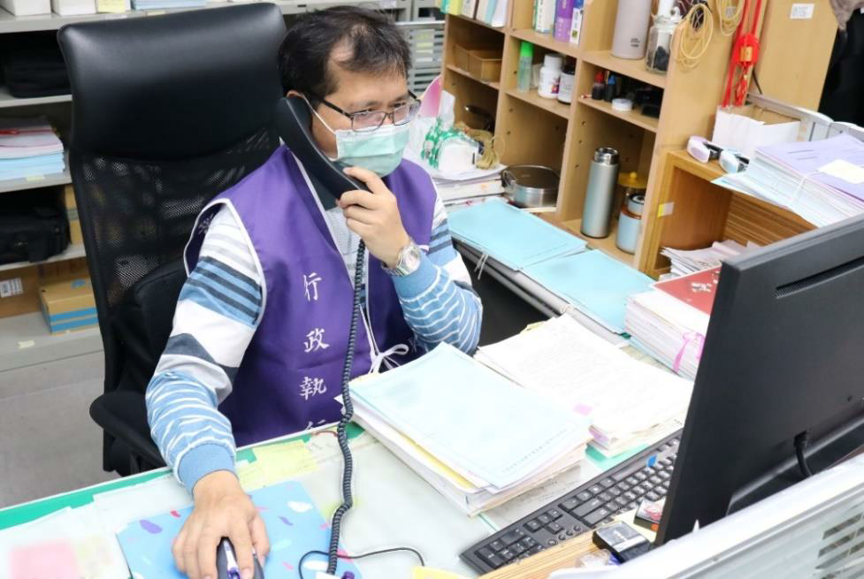 書記官與監所管理員聯繫確認義務人是否已奔喪等相關事宜，示意圖