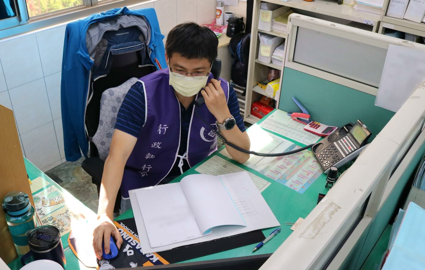 執行人員電話聯繫義務人催繳，告知要扣押保險給付，示意圖