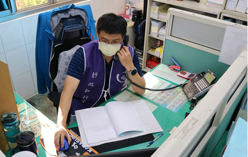 執行人員電話聯繫義務人催繳，告知要扣押保險給付，示意圖