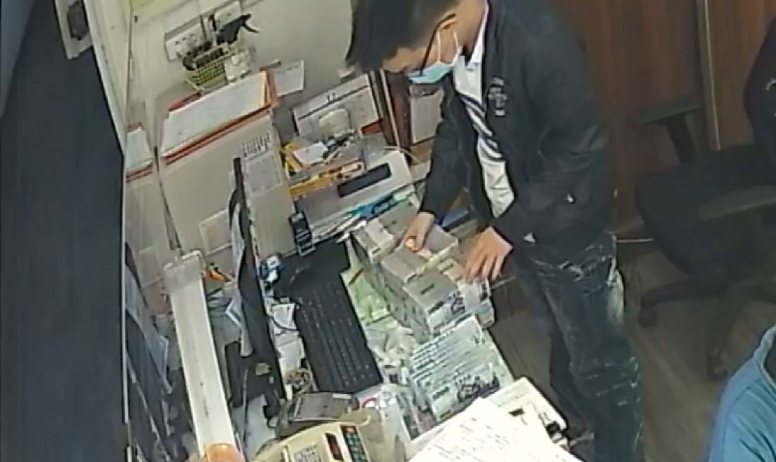 分署人員點鈔中，翻攝自屏東分署監視器畫面
