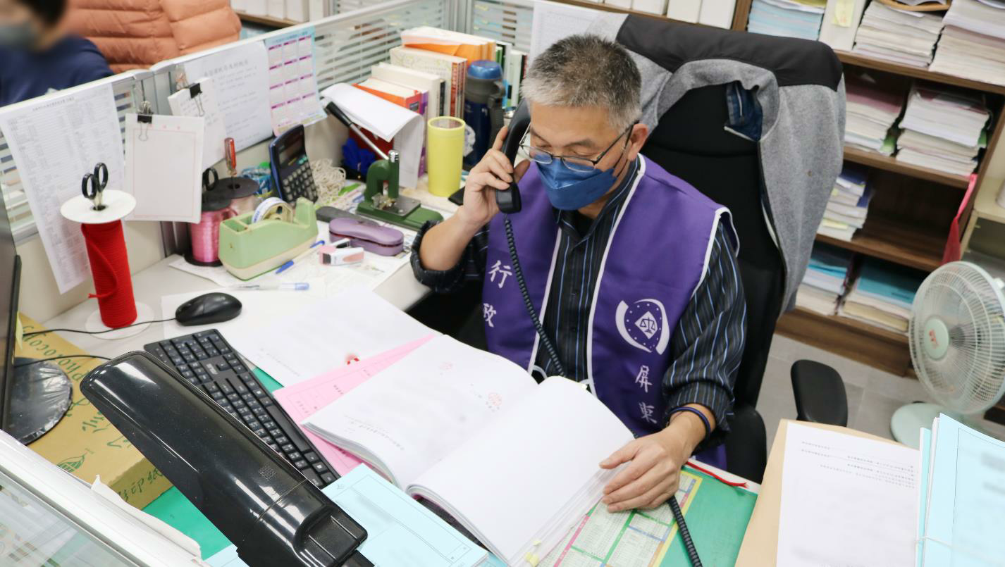 義務人來電堅稱沒喝酒被罰 12萬元不服氣，書記官耐心傾聽後告知可另外提起行政救濟，示意圖
