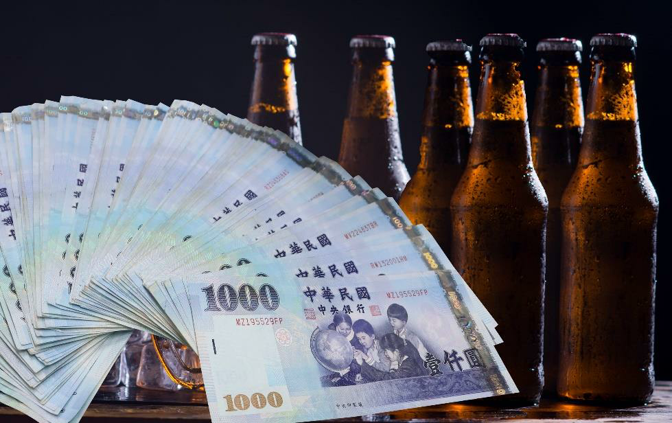 （車主將車子借給酒醉同事開去買一手啤酒，被罰 12萬元，示意圖）