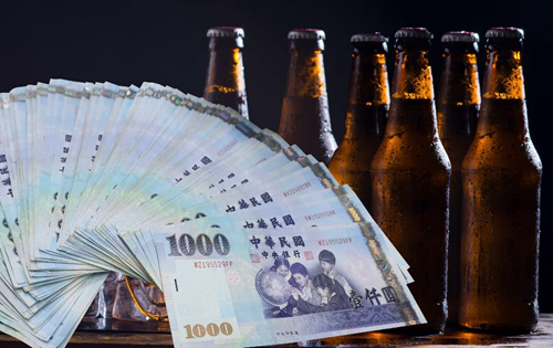 （車主將車子借給酒醉同事開去買一手啤酒，被罰 12萬元，示意圖）