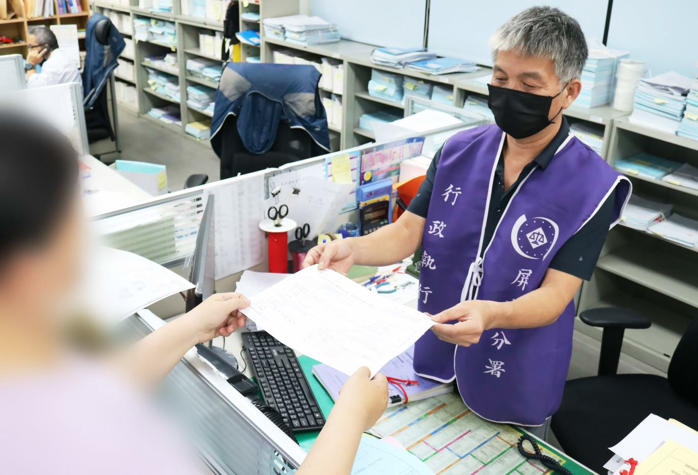 （義務人老婆接到查封土地公文，派親友到分署繳清酒駕罰單，示意圖）