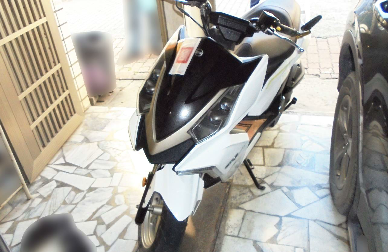 （書記官現場執行發現義務人的機車，當場查封張貼封條）