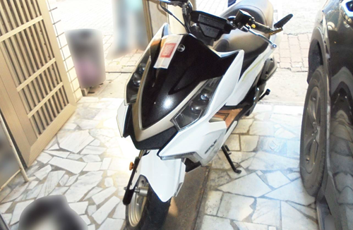 （書記官現場執行發現義務人的機車，當場查封張貼封條）