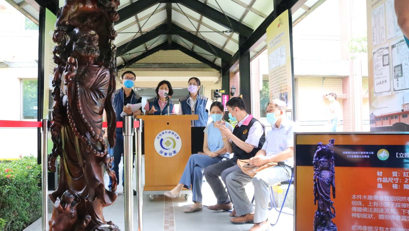 屏東執行分署拍賣屏檢囑託木雕，楊碧瑛分署長（右 3）與地檢署人員（右 1、右2）到場
