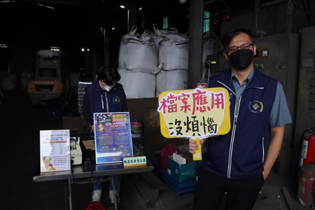 113年4月25日本分署至枋寮進行現場拍賣時，進行檔案應用宣導 (1)