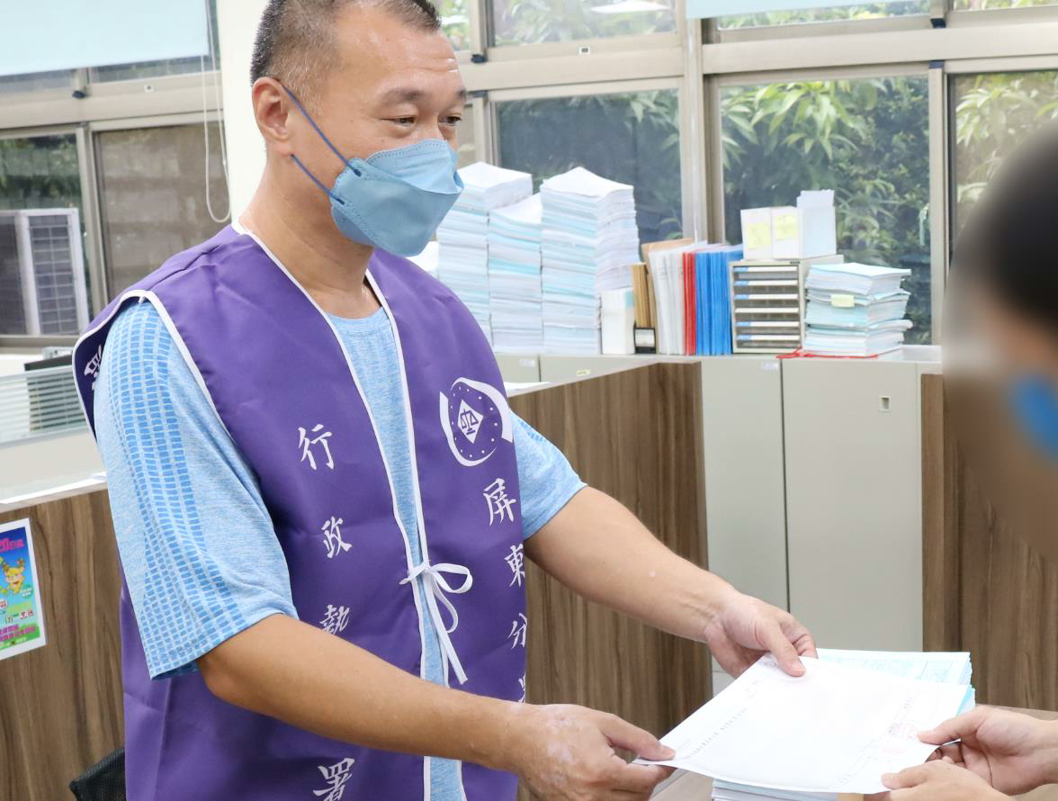 分署扣押公司存款後，書記官開單給到場的義務人繳款，示意圖