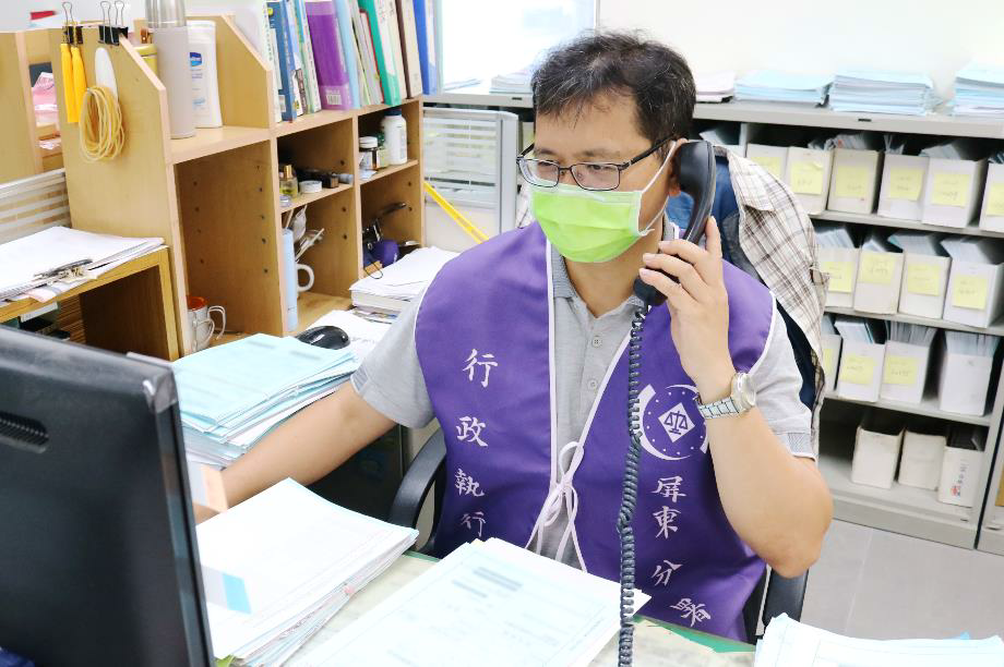 書記官回覆負責人來電詢問透天厝貼封條事宜，示意圖