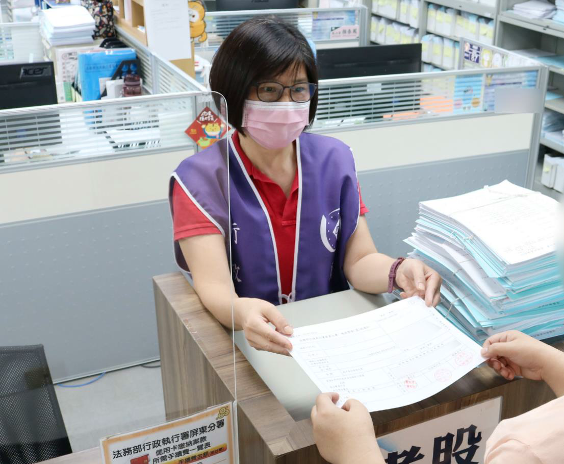 女子到分署先繳納9 萬元，剩下的 3萬元再辦理分期，分署執行人員開單給義務人繳款，示意圖