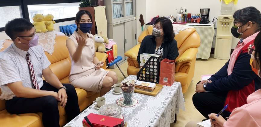 屏東執行分署楊分署長（左 2）拜訪身障福利中心陳主任（左3），洽談日後各項跨機關合作