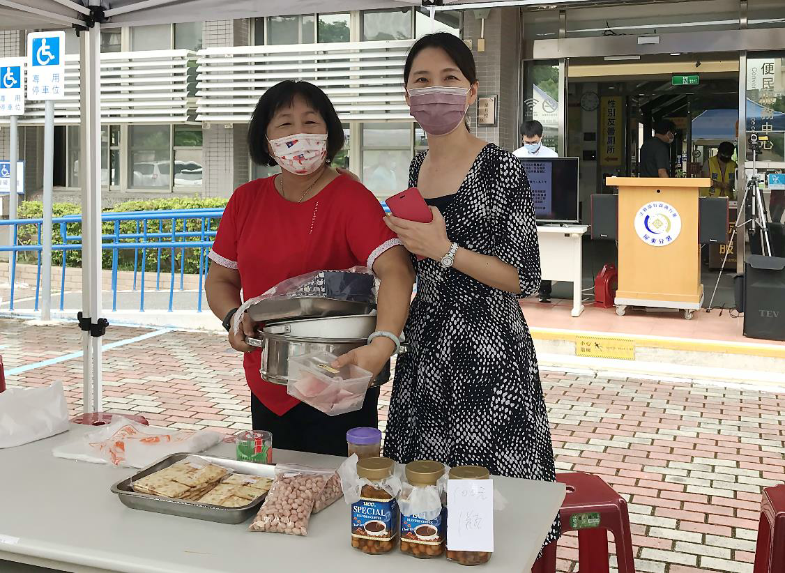 屏東執行分署志工巧手自製牛軋餅等美味餐點義賣，楊分署長與志工合影