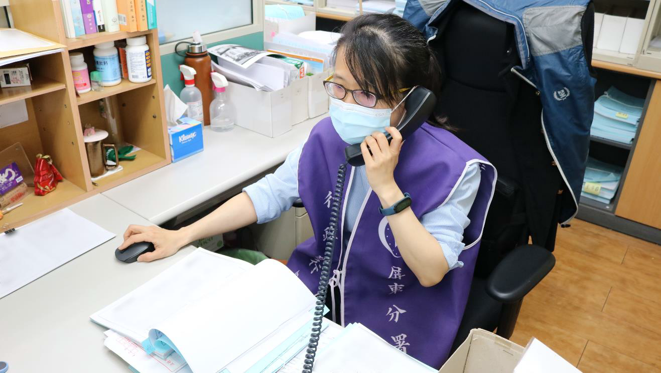 書記官與女大生電話聯繫，示意圖