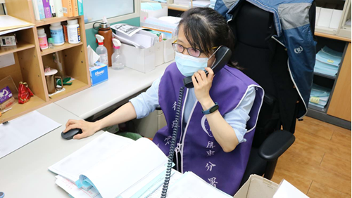 書記官與女大生電話聯繫，示意圖