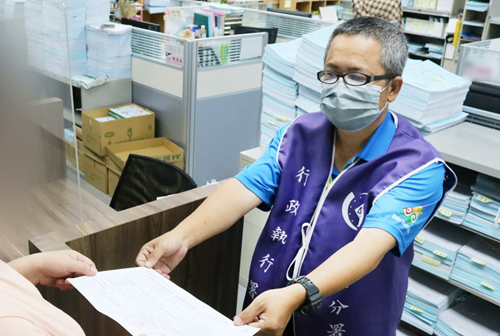 執行人員開單給義務人繳款，示意圖