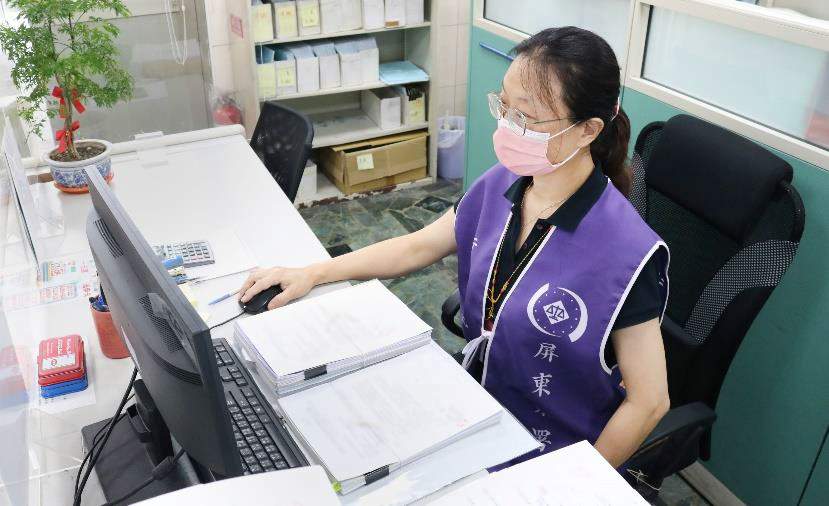 屏東分署執行人員核發扣押命令，示意圖