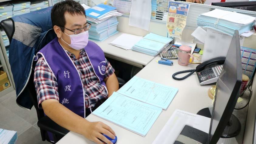 屏東分署執行人員製作公文扣押義務人在飯店工作的薪水，示意圖